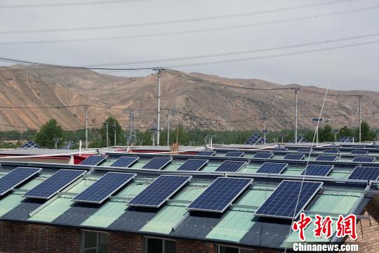 資料圖為青海東部地區分布式光伏電站。羅云鵬攝