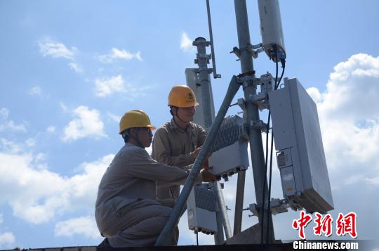 技術人員對220千伏列西變電站5G共享基站進行調試。三明供電供圖